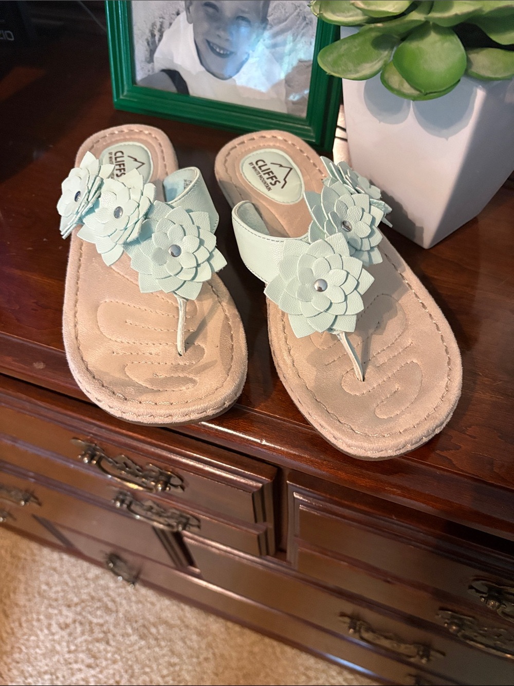 Cliffs by WHITE MOUNTAIN Women’s Mint Floral Thong Sandals